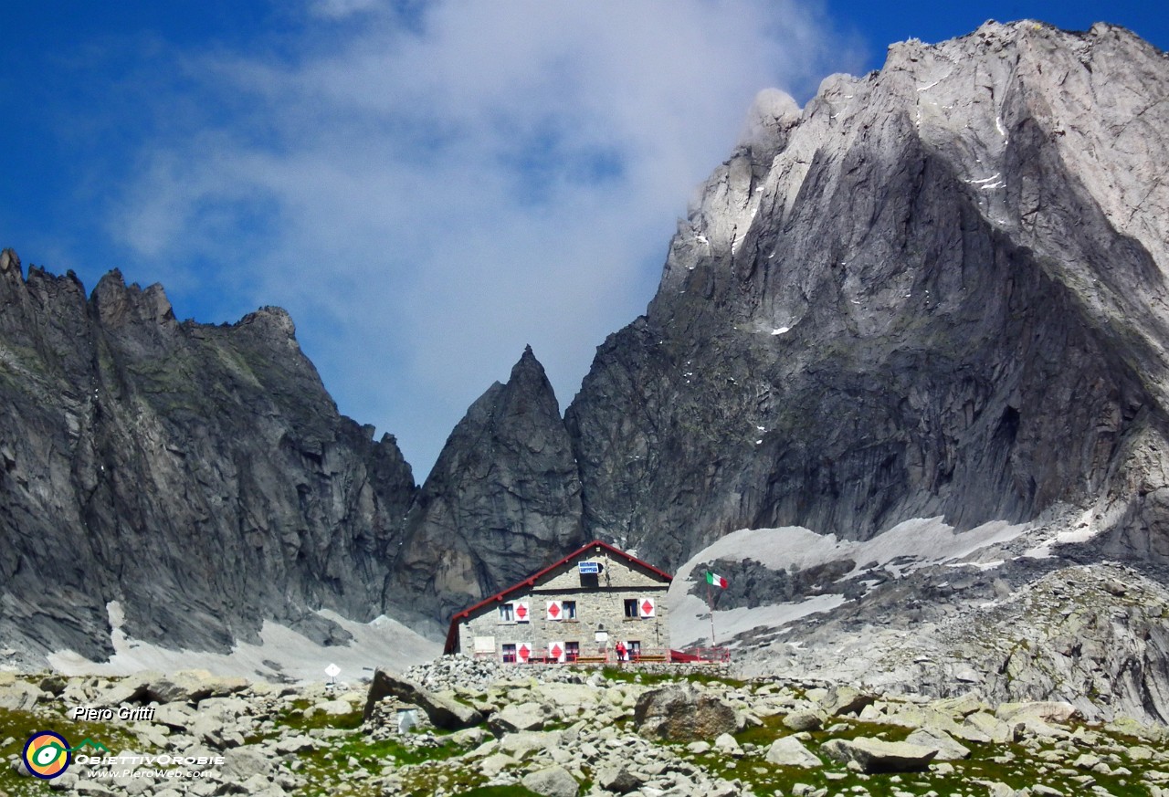 62 Rif. Gianetti (2534 m)  tra Pizzo Porcellizzo e  Pizzo Badile.JPG